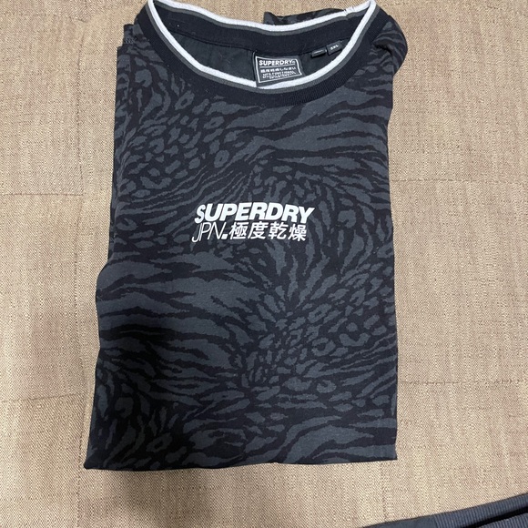 Superdry Matching T-shirt and Sweat Shorts - Picture 7 of 7